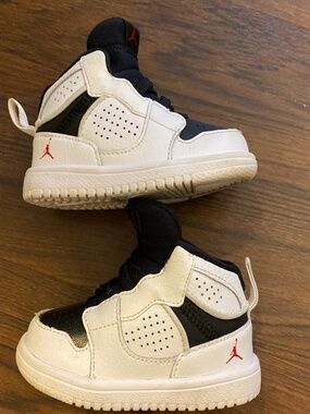 Jordan Unisex Baby Mid Top Sneakers Black/White Colorblock Leather 5C